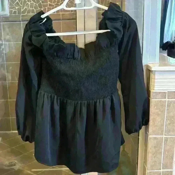 Chelsea 28 off shoulder top. Size Medium. Worn once. - Picture 4 of 4